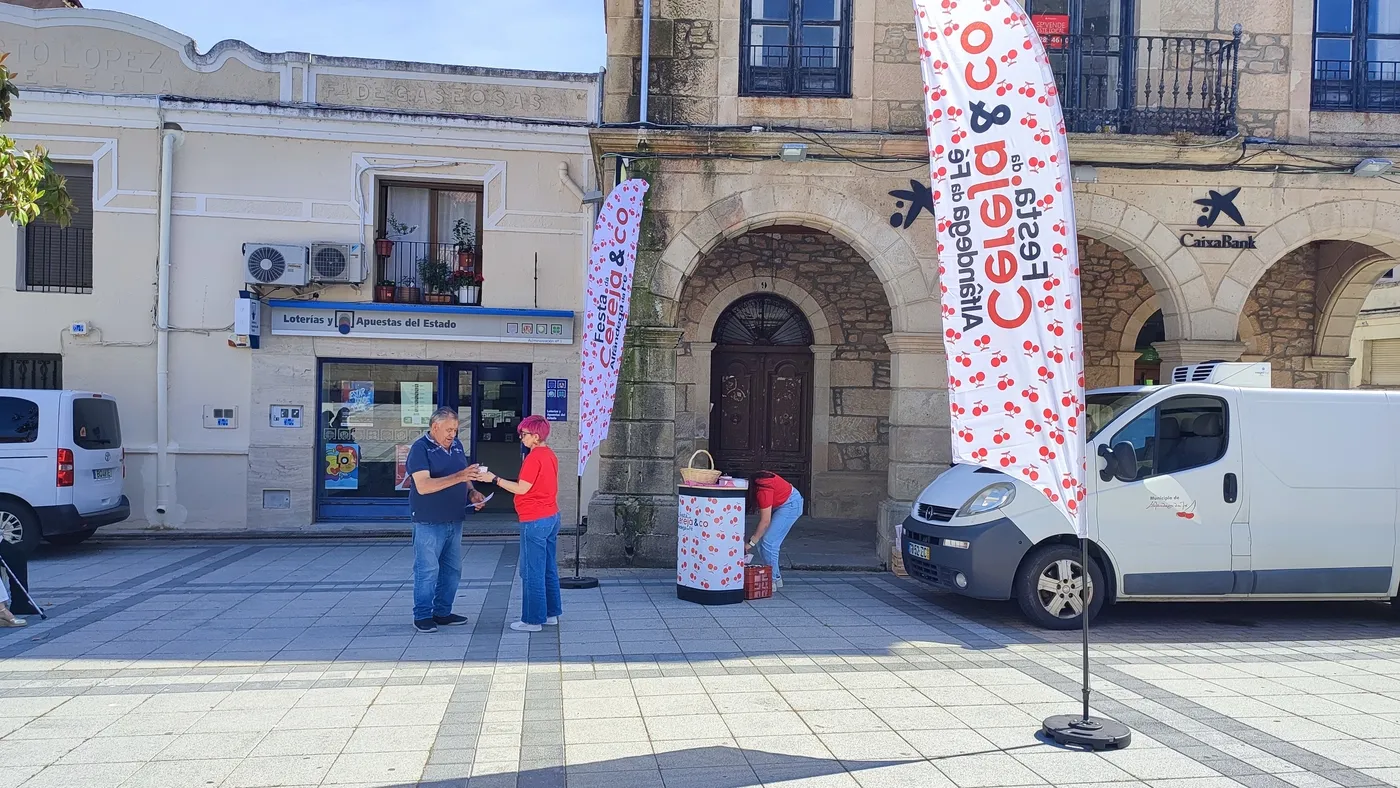 Empleados de la Cámara de Alfândega da Fé reparten cerezas este viernes en la Plaza de Vitigudino / CORRAL