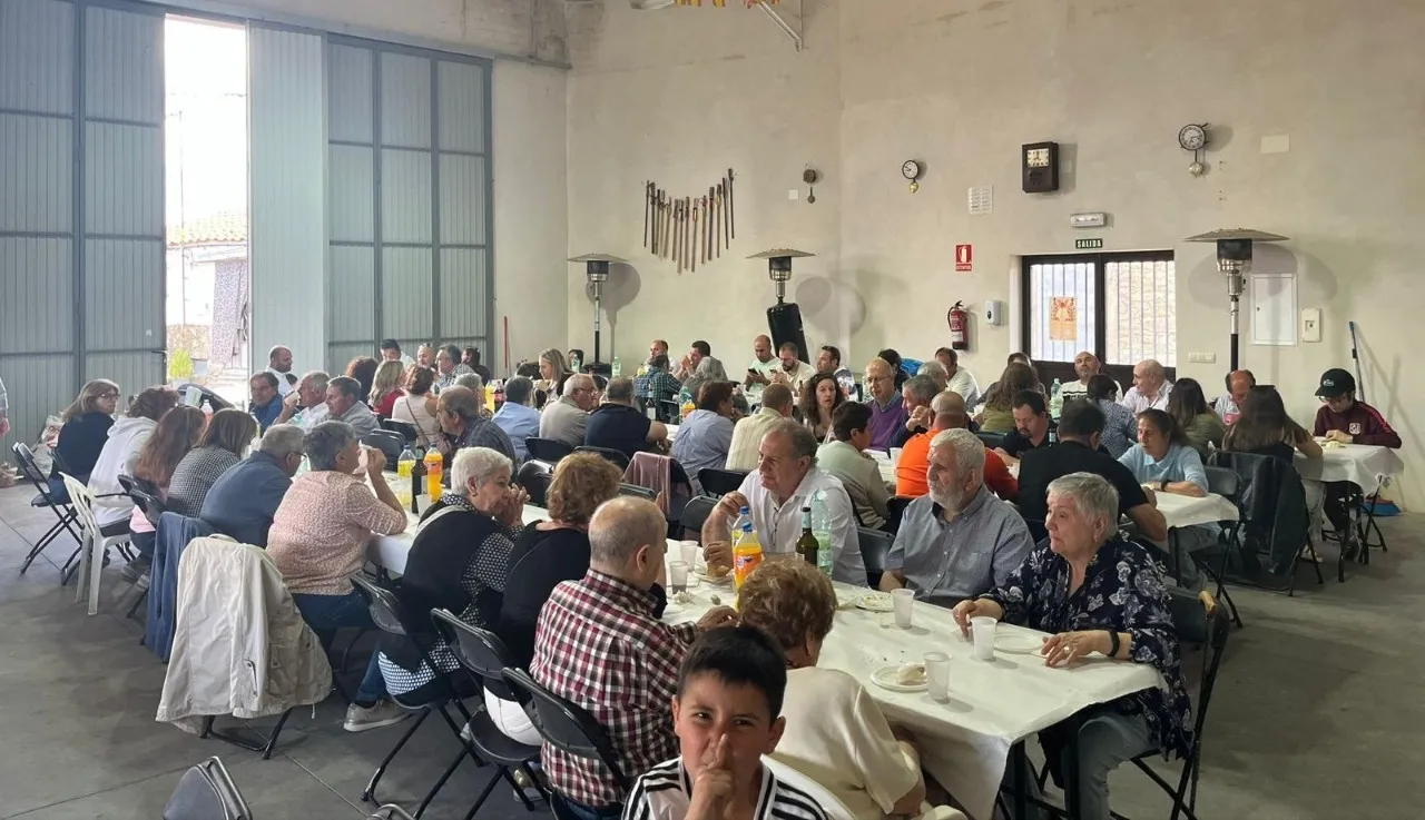 Nueva comida con 75 personas que dieron cuenta de paella, embutidos y tarta comtessa de postre