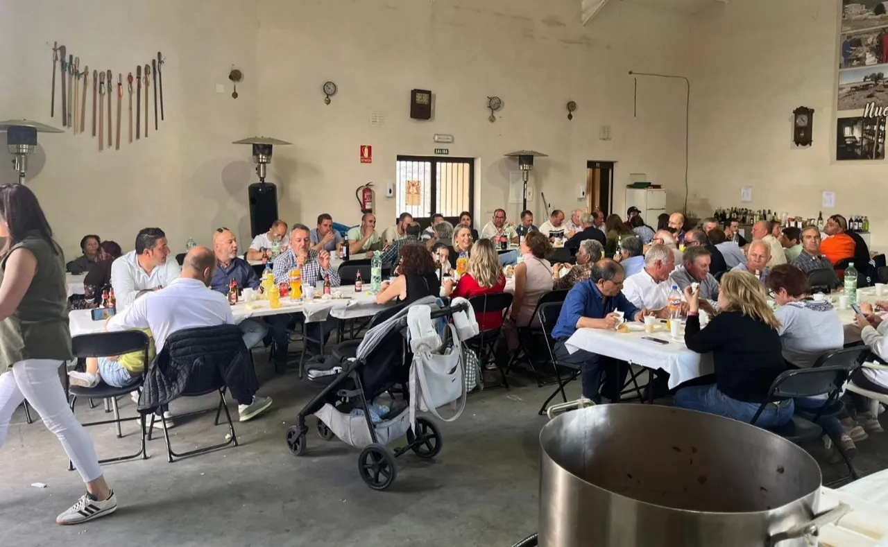 Nueva comida con 75 personas que dieron cuenta de paella, embutidos y tarta comtessa de postre