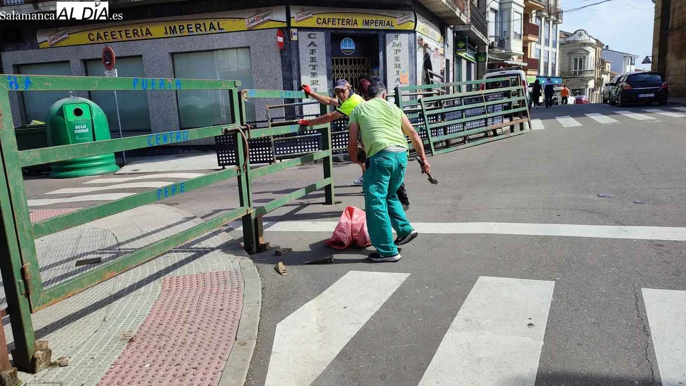 Integrantes de la Asociación Taurina-Cultural procedían este martes a la instalación de vallas en el recorrido / CORRAL 