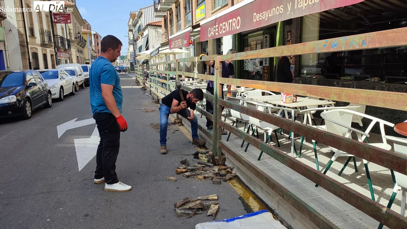 Integrantes de la Asociación Taurina-Cultural procedían este martes a la instalación de vallas en el recorrido / CORRAL 