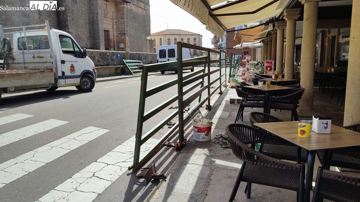 Integrantes de la Asociación Taurina-Cultural procedían este martes a la instalación de vallas en el recorrido / CORRAL 