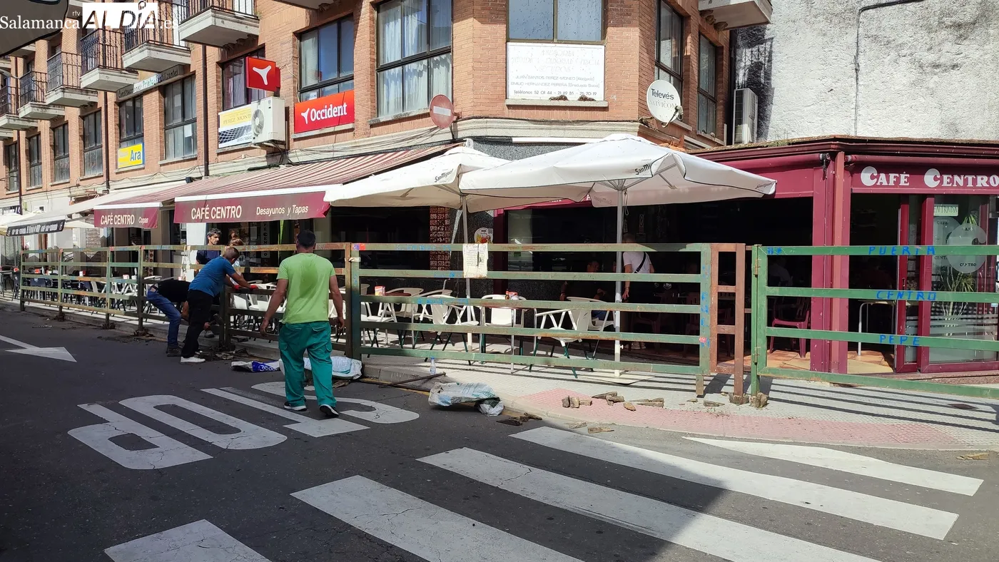 Integrantes de la Asociación Taurina-Cultural procedían este martes a la instalación de vallas en el recorrido / CORRAL 