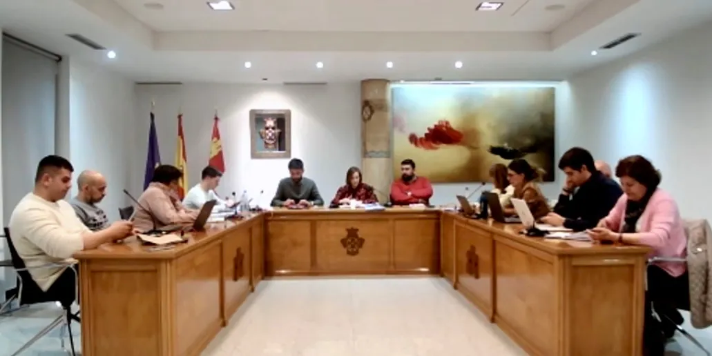 El pleno avala cambios en el convenio laboral tras un enfrentamiento PSOE-PP: miente más que habla