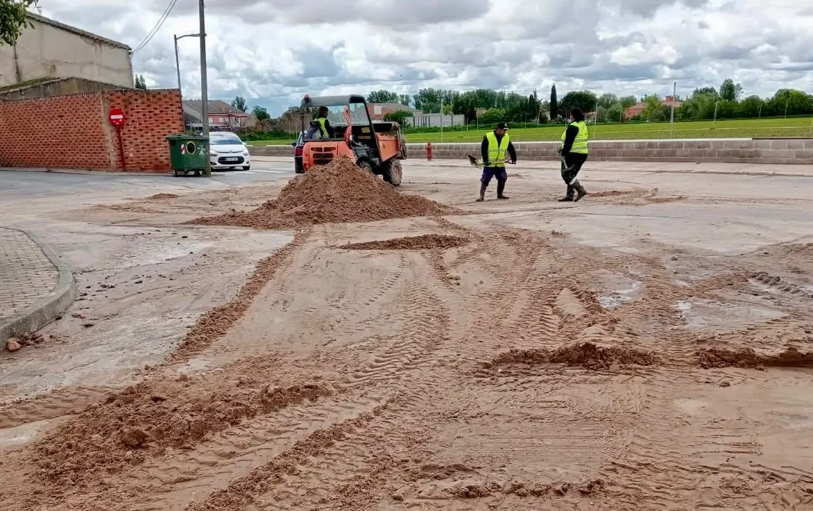 Foto 5 - Villoria trabaja para recuperar la normalidad tras la fuerte tormenta que anegaba calles y desag&uuml;es 