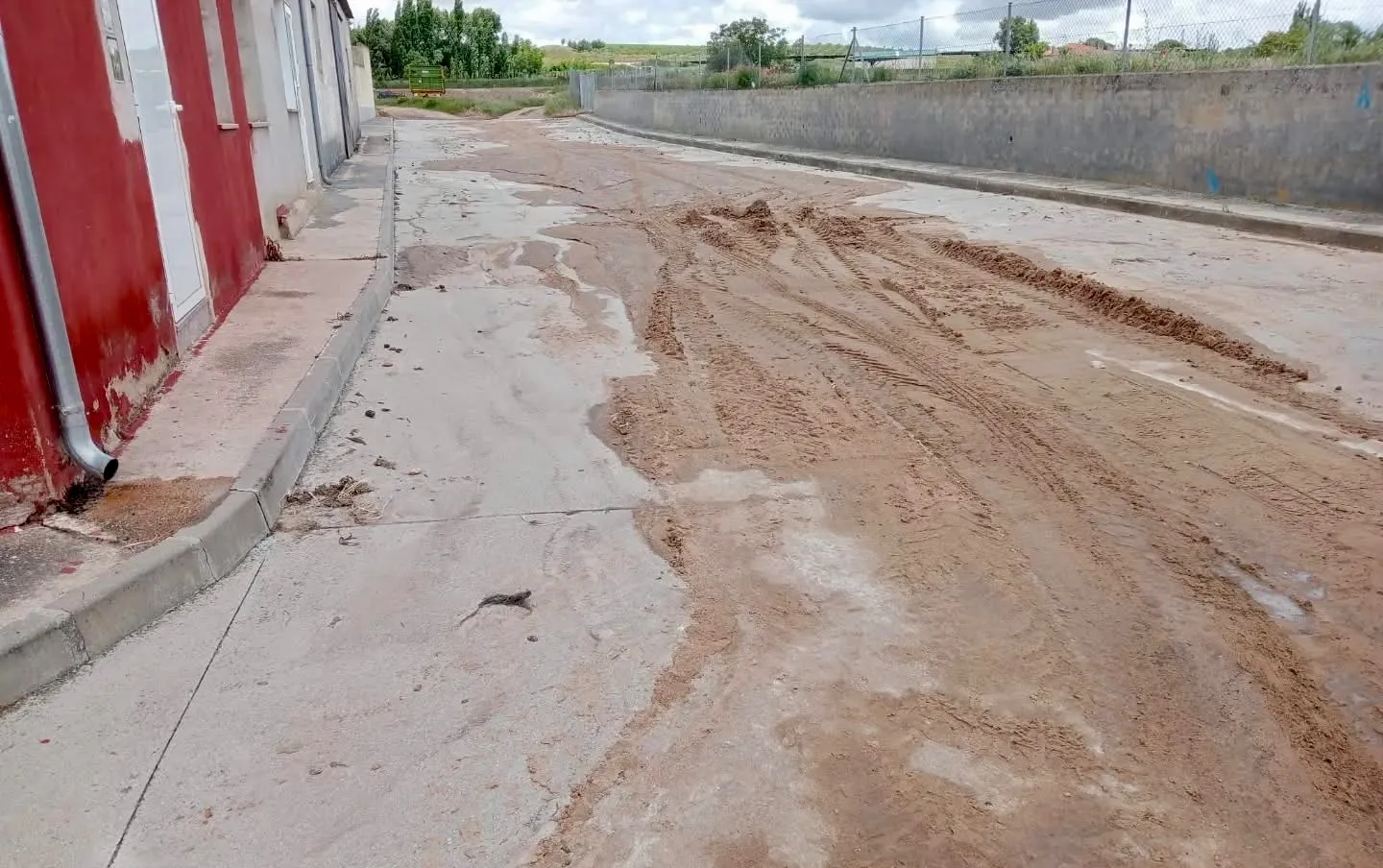 Foto 4 - Villoria trabaja para recuperar la normalidad tras la fuerte tormenta que anegaba calles y desag&uuml;es 