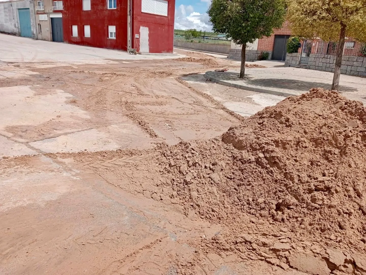 Foto 2 - Villoria trabaja para recuperar la normalidad tras la fuerte tormenta que anegaba calles y desag&uuml;es 