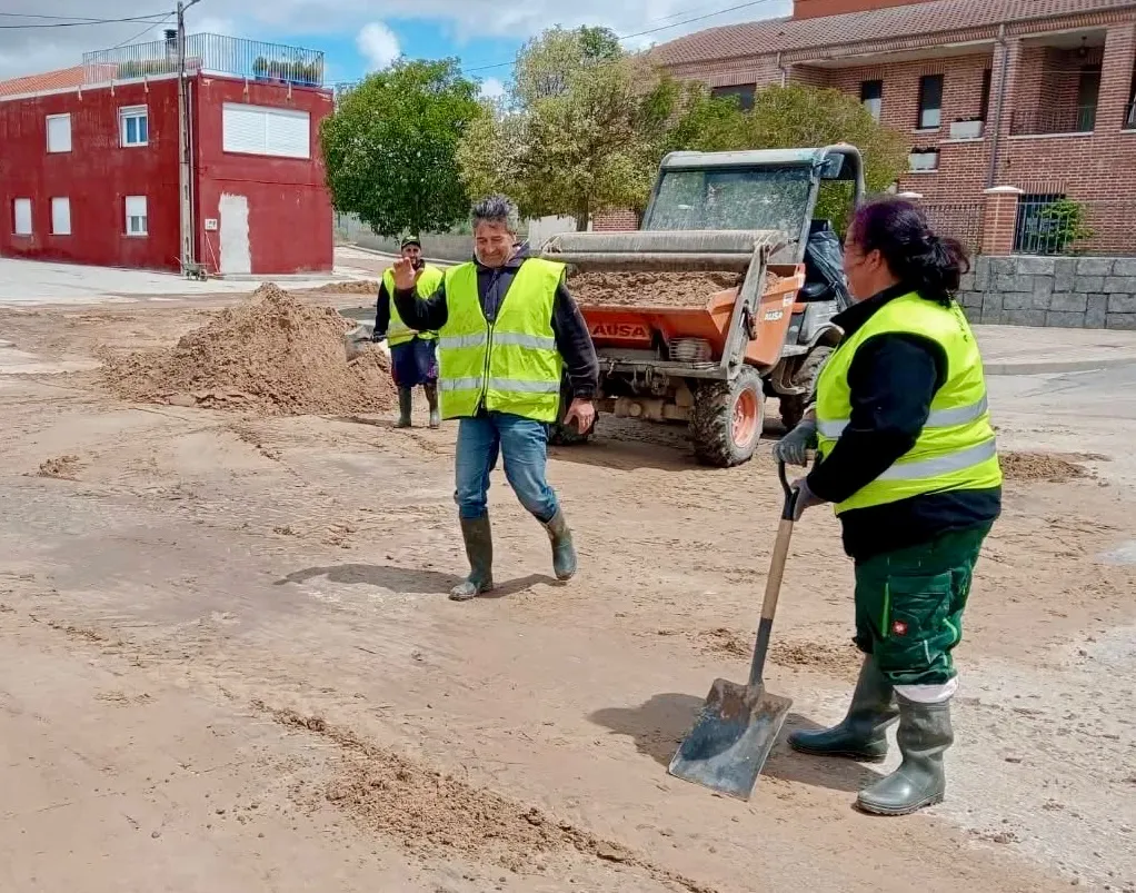 Foto 3 - Villoria trabaja para recuperar la normalidad tras la fuerte tormenta que anegaba calles y desag&uuml;es 