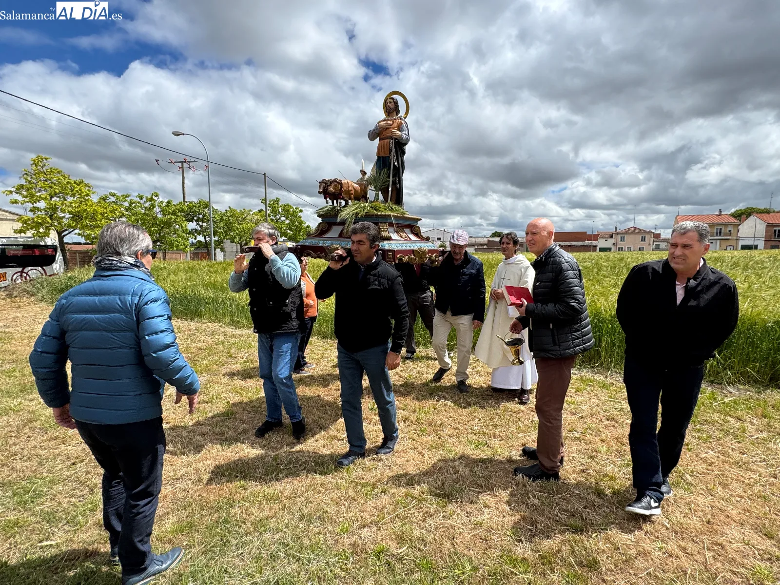 Foto 3 - Los agricultores de Pe&ntilde;aranda renuevan su devoci&oacute;n y elevan sus plegarias a San Isidro Labrador en su tradicional festividad