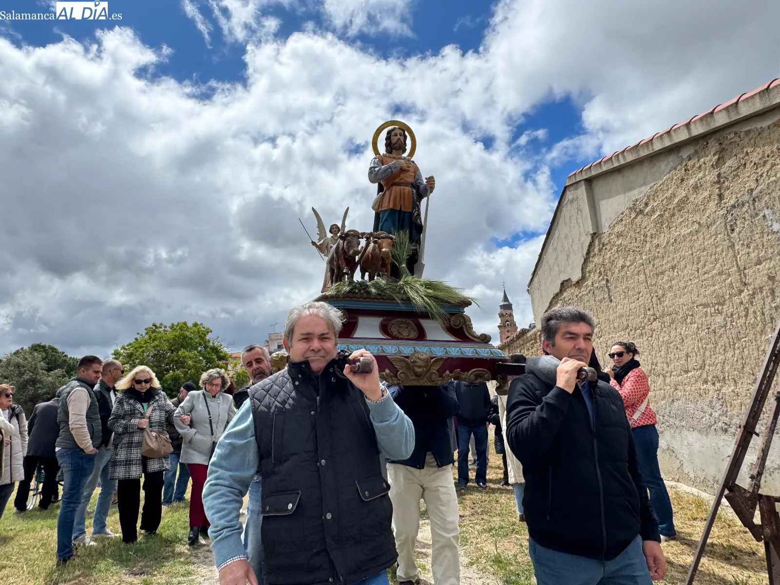 Foto 5 - Los agricultores de Pe&ntilde;aranda renuevan su devoci&oacute;n y elevan sus plegarias a San Isidro Labrador en su tradicional festividad