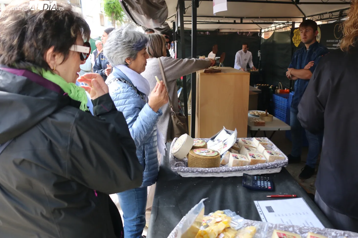 Excelente afluencia de público a esta vigésimo tercera edición de la Feria del Queso de Hinojosa / CORRAL 