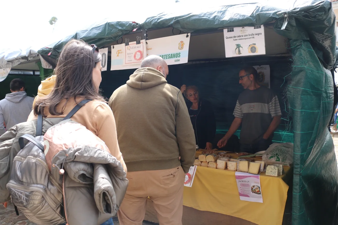 Excelente afluencia de público a esta vigésimo tercera edición de la Feria del Queso de Hinojosa / CORRAL 