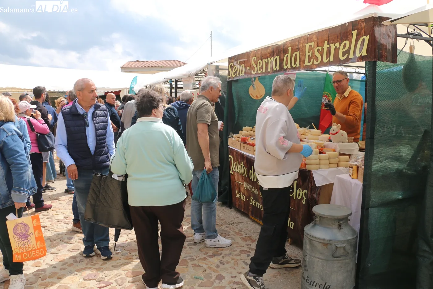 Excelente afluencia de público a esta vigésimo tercera edición de la Feria del Queso de Hinojosa / CORRAL 