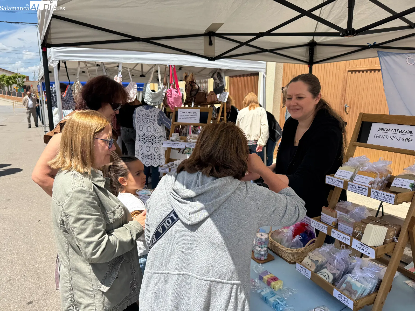 Foto 4 - Las fiestas de San Isidro se despiden con gran ambiente en Cantalpino en su novedoso Mercado Artesanal
