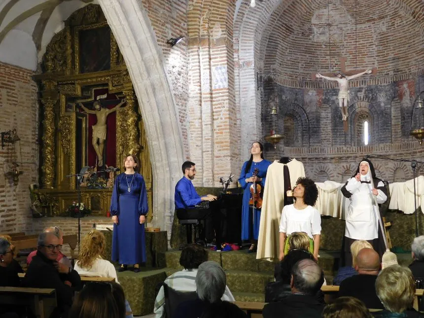 Foto 4 - Larga ovaci&oacute;n en Aldeaseca de la Frontera para "Juan, el esp&iacute;ritu del amor"