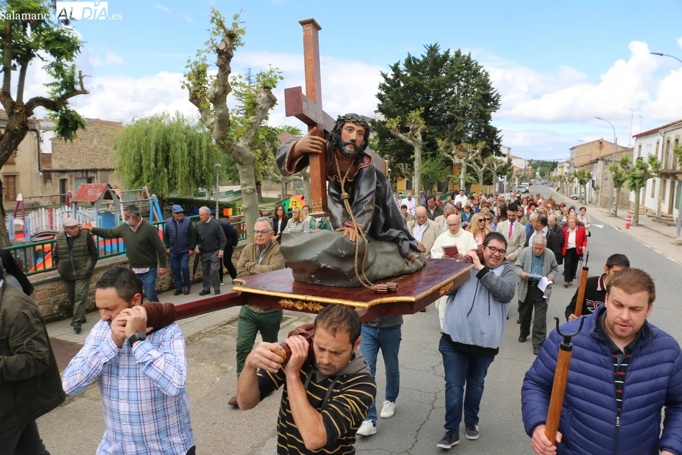 Lumbrales celebra la fiesta de Santa Cruz y bendice campos