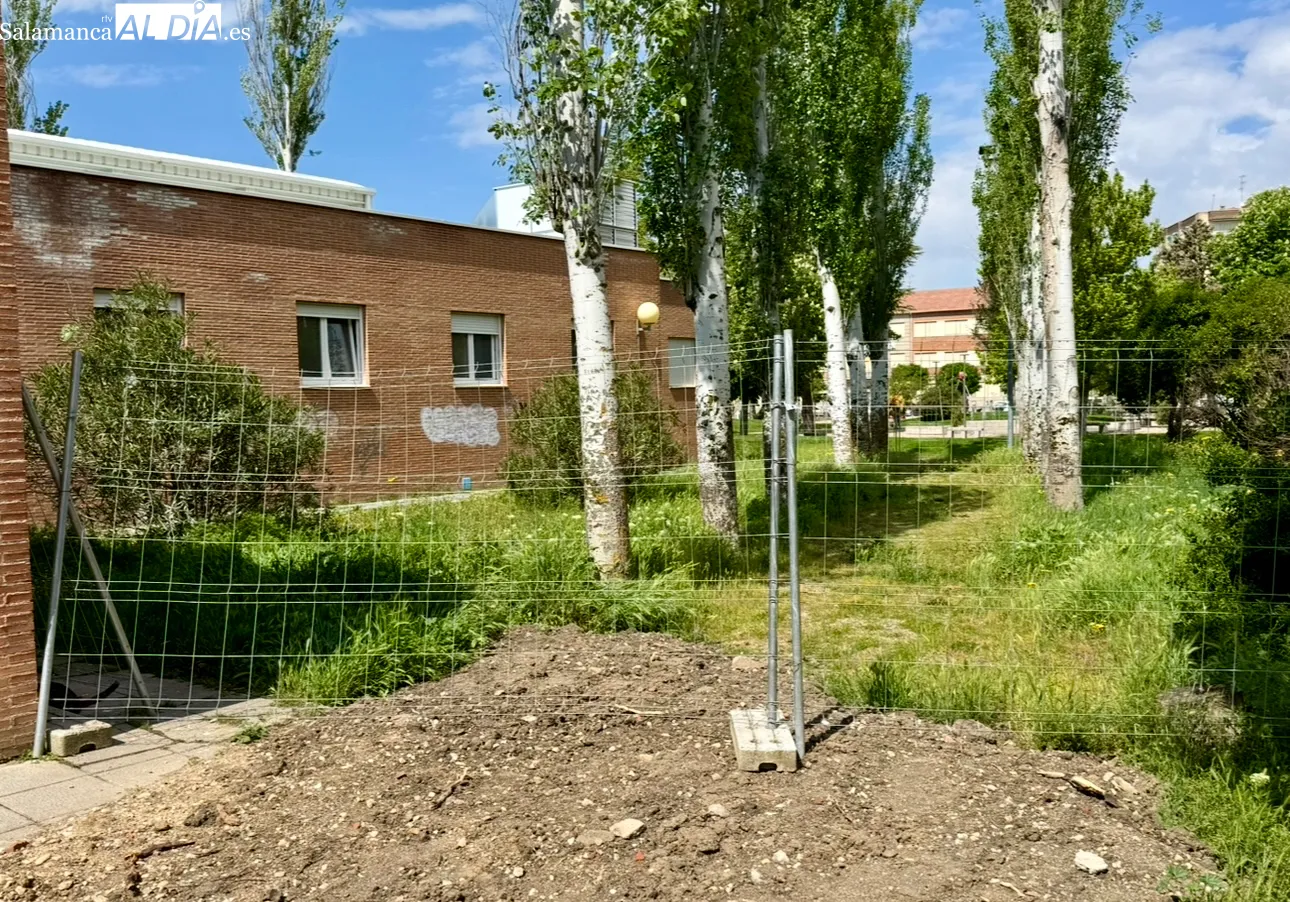 El PSOE pide en las Cortes que la Junta aclare la situación y cuándo rehabilitará la parcela de Los Jardines anexa al Centro de Salud