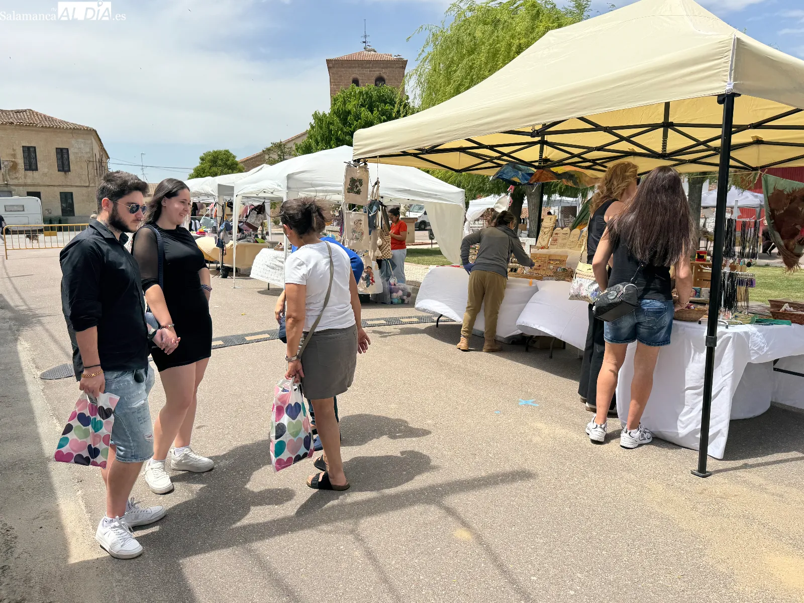 Foto 2 - Gran acogida para el I Mercado Artesanal de Villar del Gallimazo