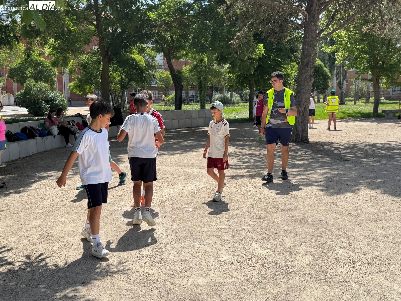 Foto 3 - Cientos de escolares de todos los centros educativos, unidos para participan en Pe&ntilde;aranda en el D&iacute;a de la Educaci&oacute;n F&iacute;sica en la Calle