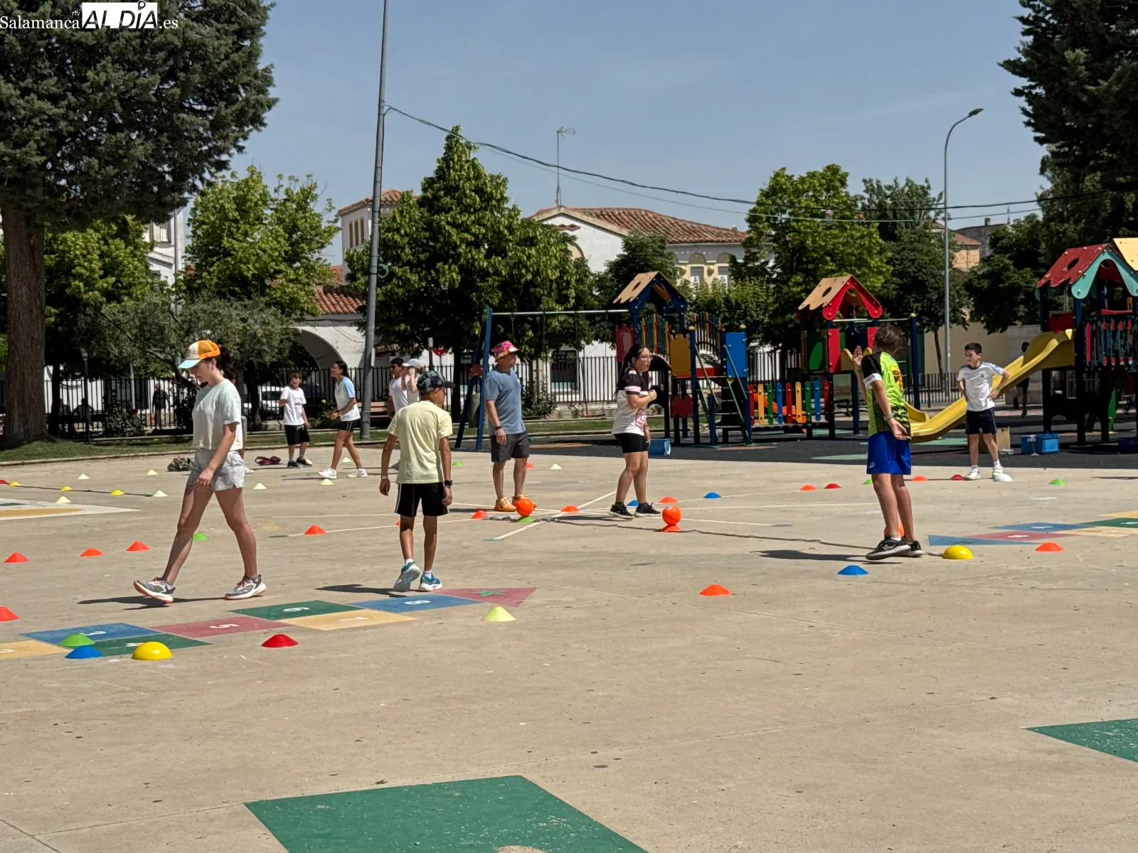 Foto 5 - Cientos de escolares de todos los centros educativos, unidos para participan en Pe&ntilde;aranda en el D&iacute;a de la Educaci&oacute;n F&iacute;sica en la Calle