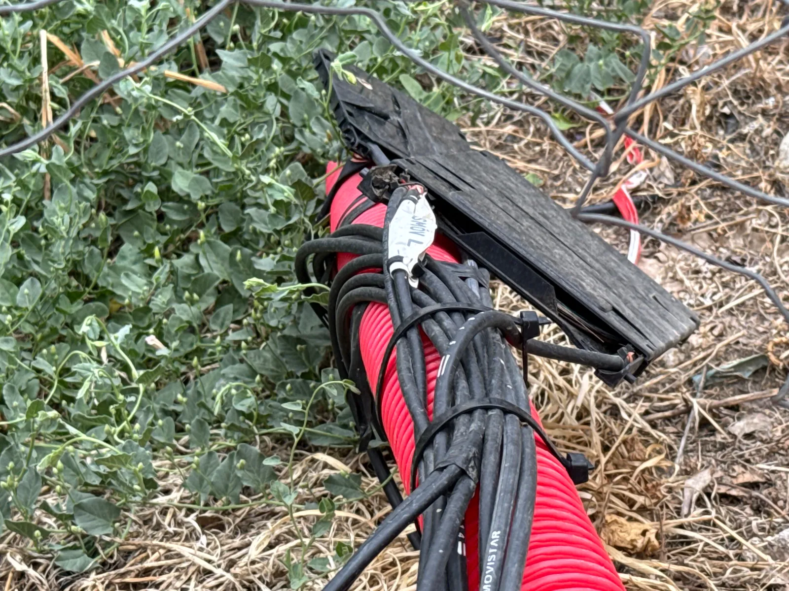 Foto 3 - Preocupaci&oacute;n vecinal por el abandono de cableado telef&oacute;nico &ldquo;empalmado y tirado&rdquo; en una parcela frente al antiguo Comarcal