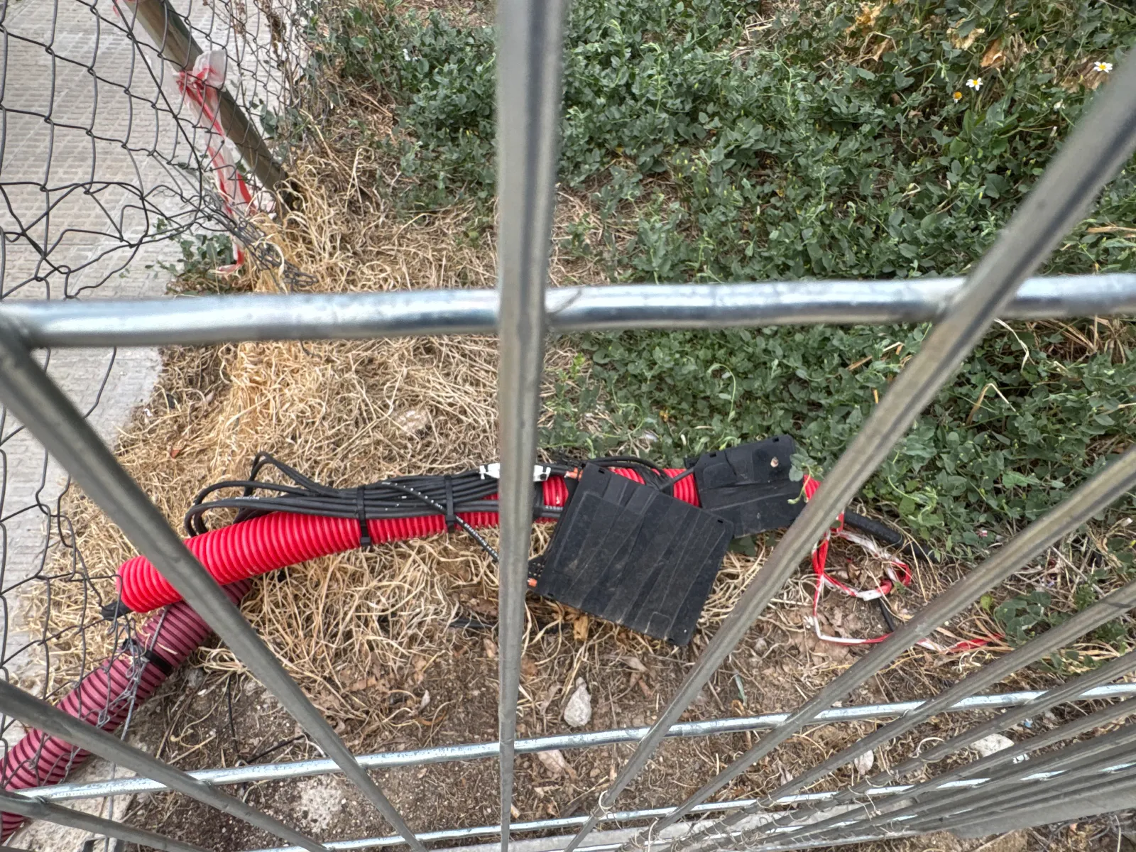 Foto 2 - Preocupaci&oacute;n vecinal por el abandono de cableado telef&oacute;nico &ldquo;empalmado y tirado&rdquo; en una parcela frente al antiguo Comarcal