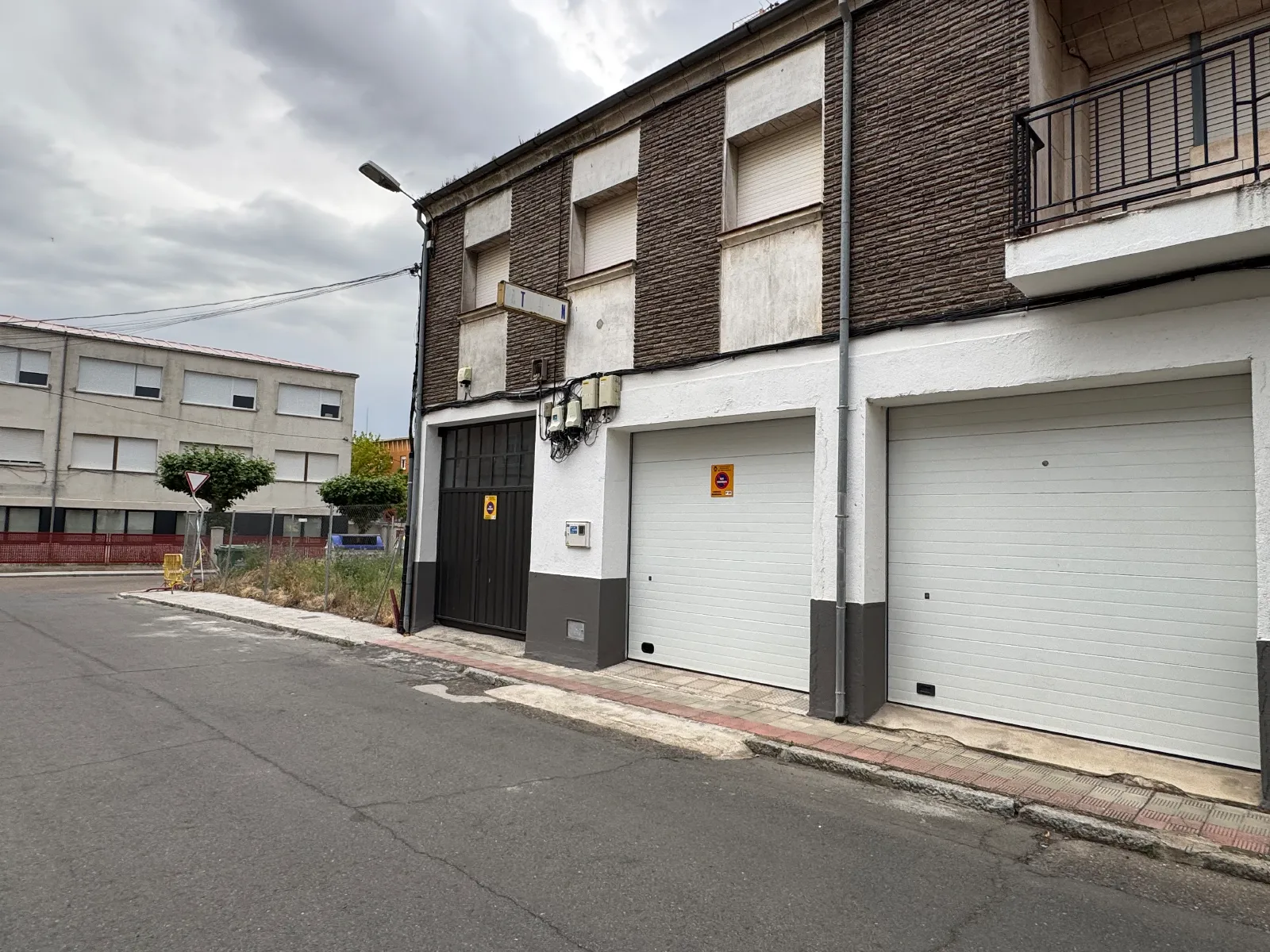 Foto 4 - Preocupaci&oacute;n vecinal por el abandono de cableado telef&oacute;nico &ldquo;empalmado y tirado&rdquo; en una parcela frente al antiguo Comarcal