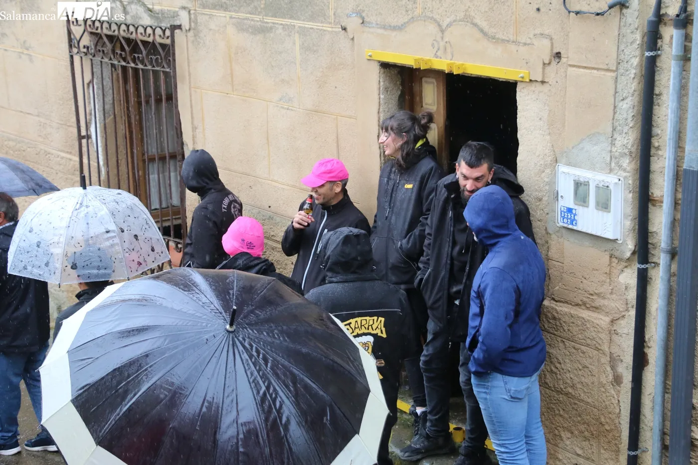Primer encierro de las fiestas de El Noveno en San Felices de los Gallegos / CORRAL