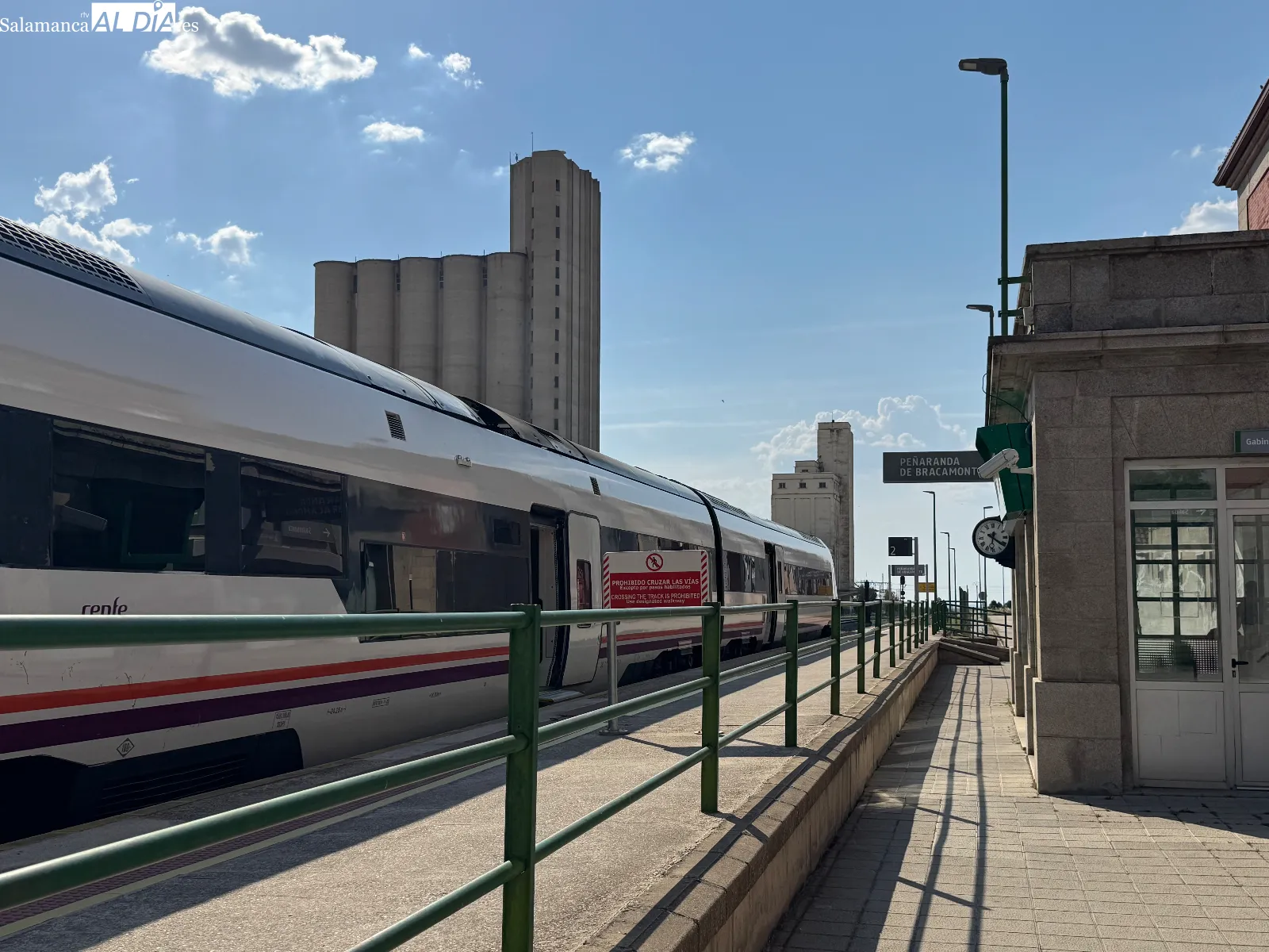 Indignación en la estación de Peñaranda por un nuevo retraso de más de una hora en el tren Madrid-Salamanca: espera sin maquina de agua y a más de 30 grados