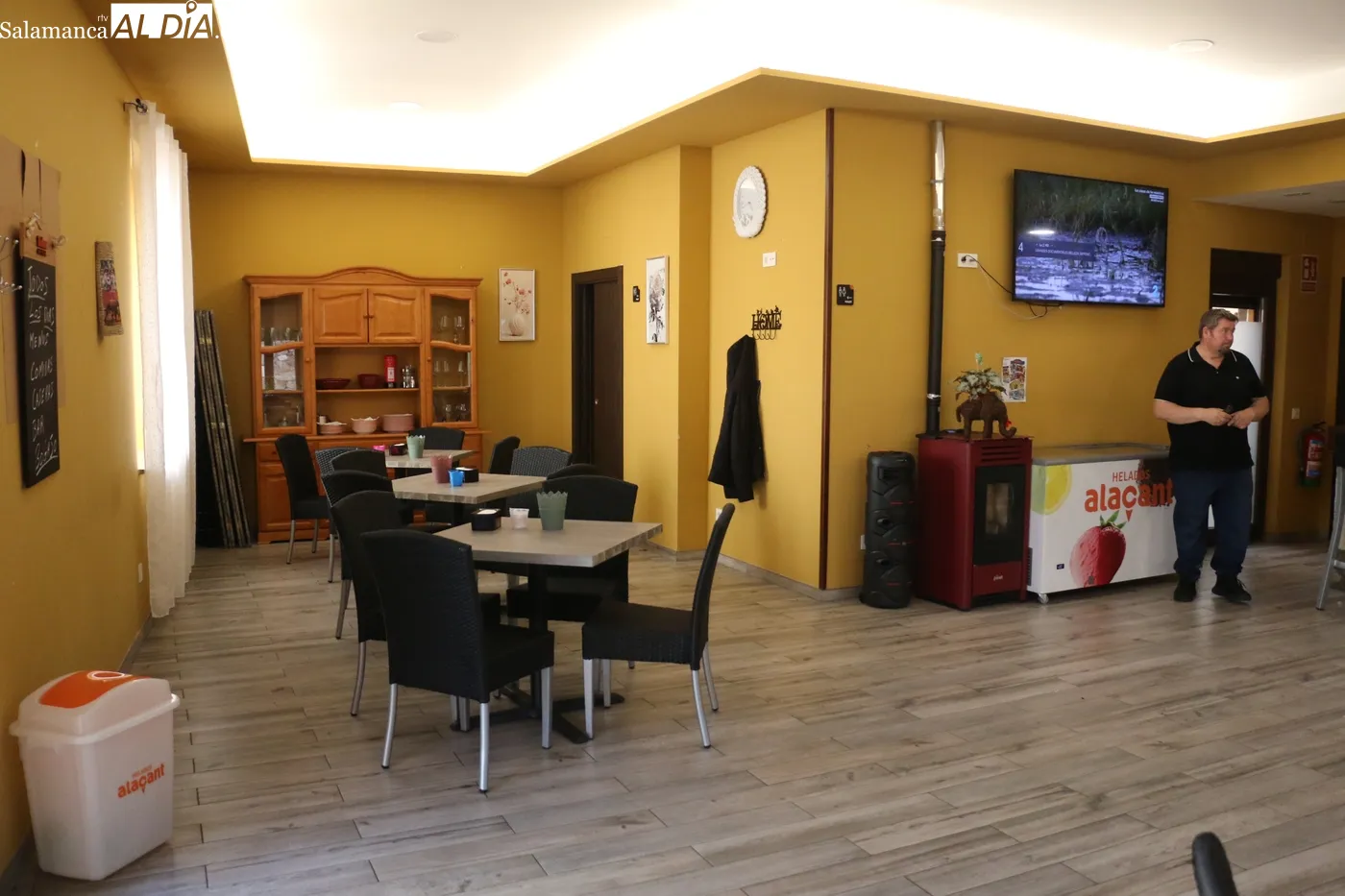 El bar municipal de Bogajo ofrece menú del día a 12,50 euros y comidas y cenas por encargo los fines de semana / CORRAL