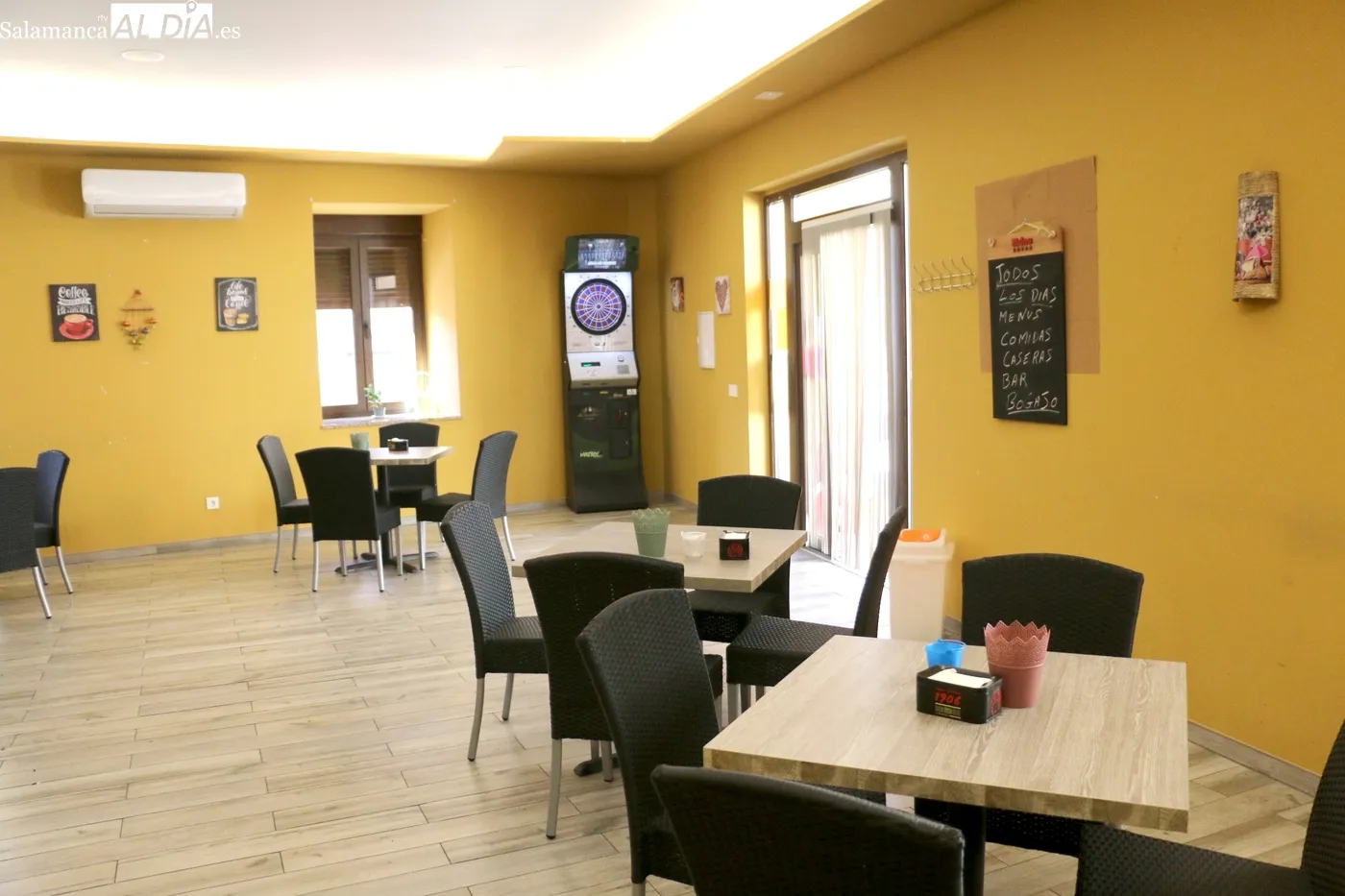 El bar municipal de Bogajo ofrece menú del día a 12,50 euros y comidas y cenas por encargo los fines de semana / CORRAL