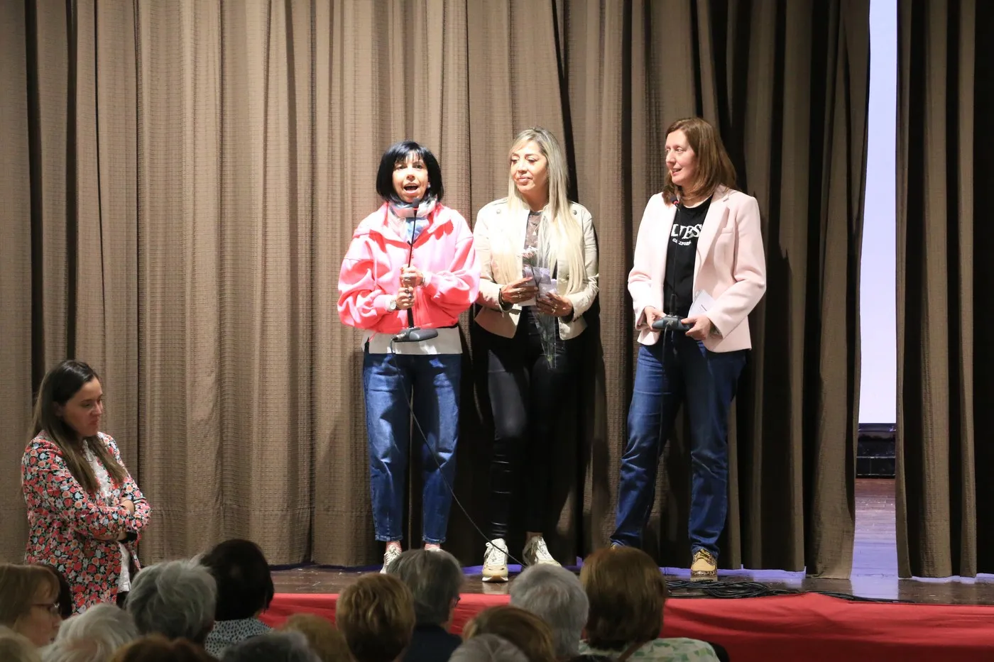 Foto 4 - M&aacute;s de 200 mujeres de la comarca conocen en Villarino la correspondencia femenina de Unamuno