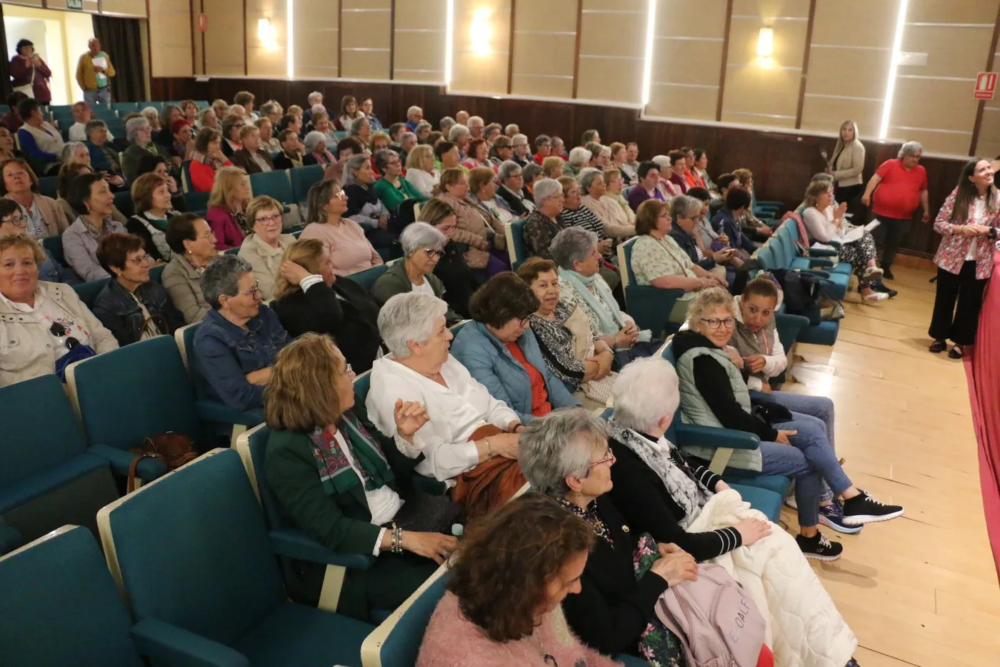 Foto 8 - M&aacute;s de 200 mujeres de la comarca conocen en Villarino la correspondencia femenina de Unamuno