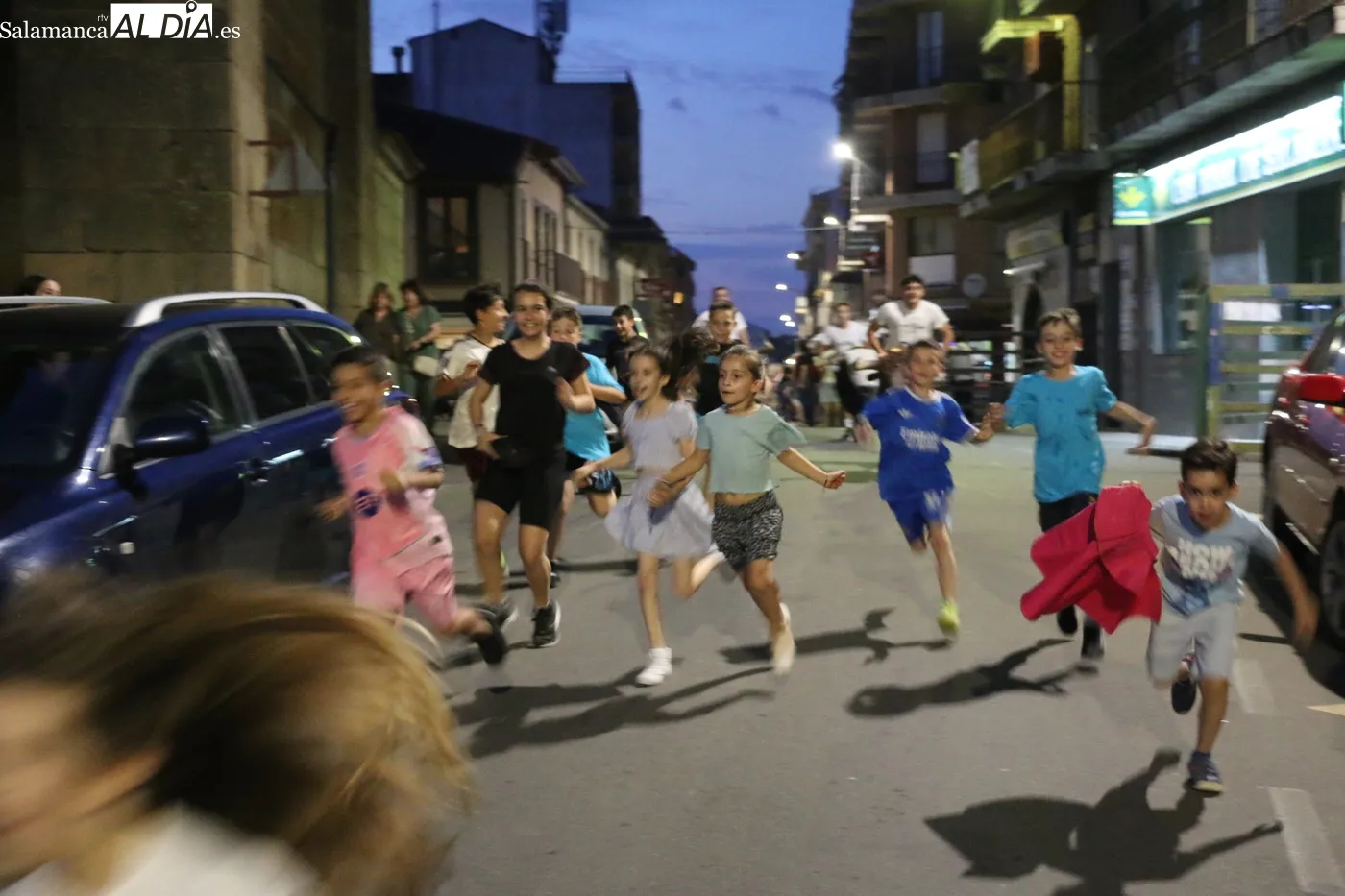 Emoción en el Toro de Cajón infantil en Vitigudino / CORRAL 