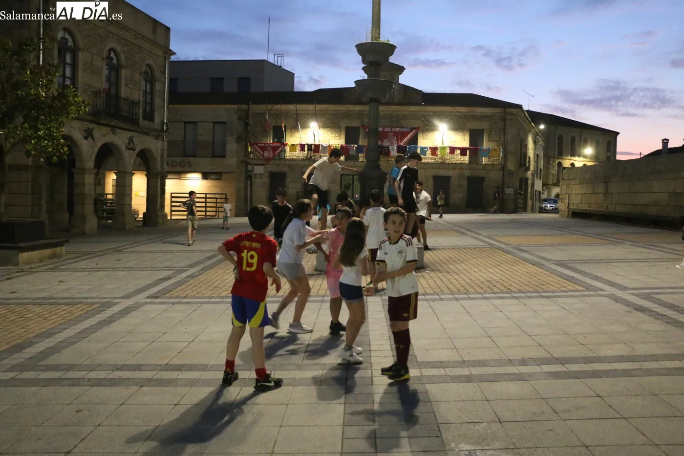 Emoción en el Toro de Cajón infantil en Vitigudino / CORRAL 