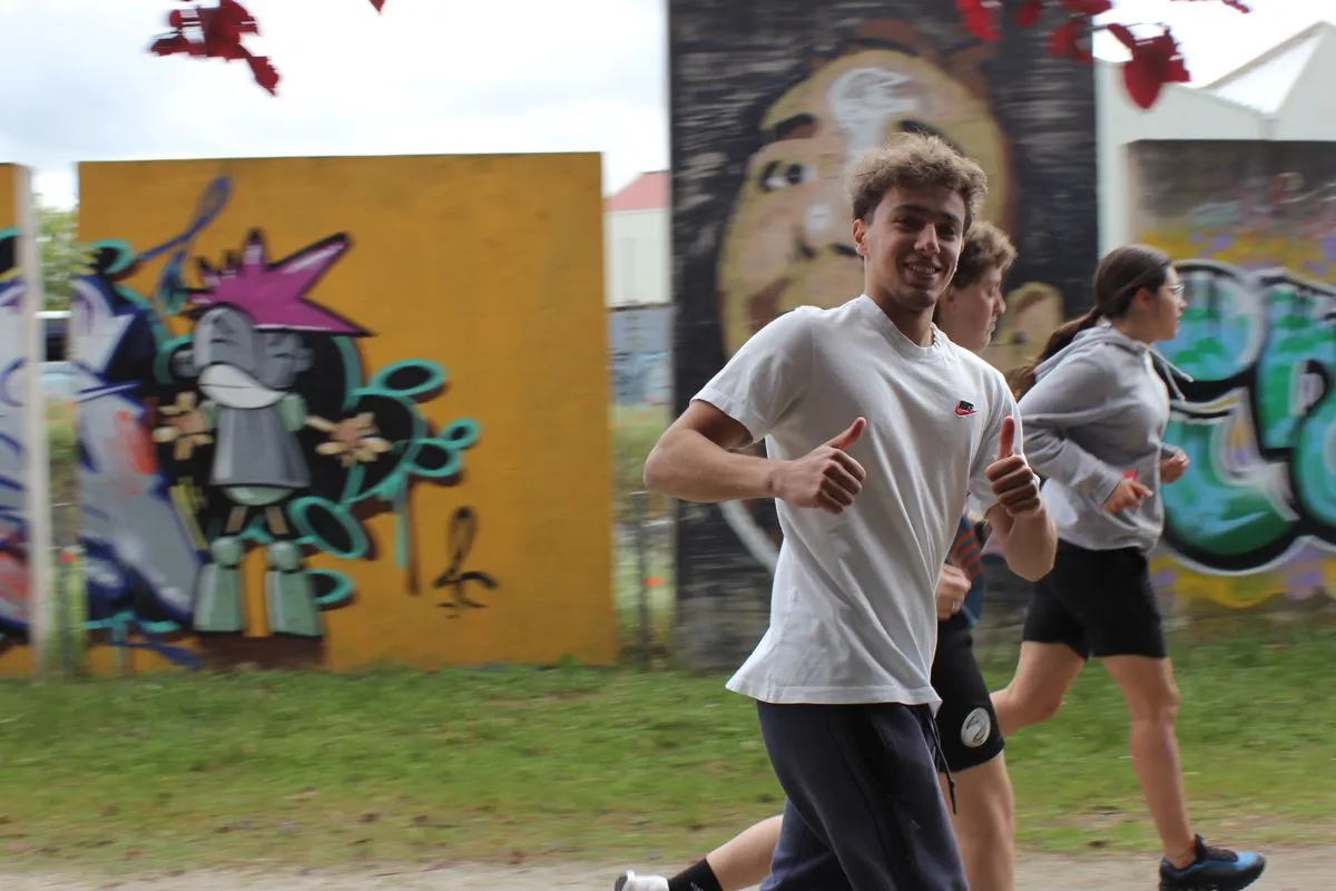 Foto 2 - El IES Mateo Hern&aacute;ndez, fiel a su cita con la Carrera y el Bocadillo Solidarios, convierte el Parque de W&uuml;rzburg en una fiesta