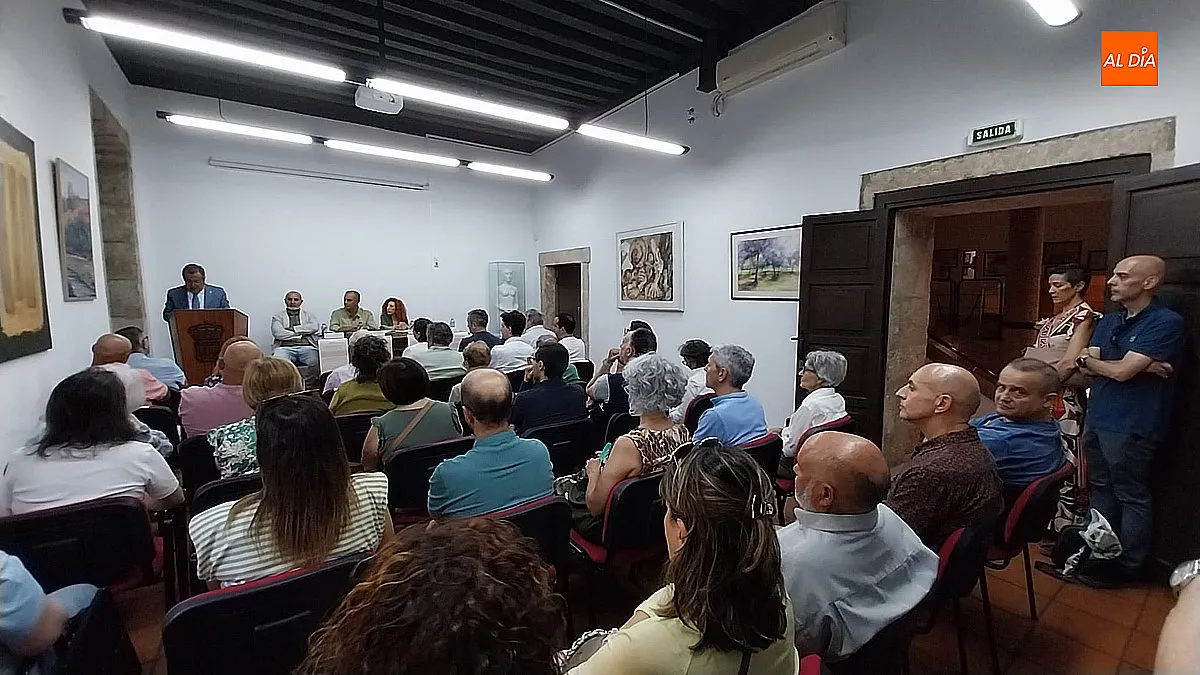 Foto 2 - Jos&eacute; Luis Francisco ingresa en la academia con un homenaje a la arqueolog&iacute;a mirobrigense
