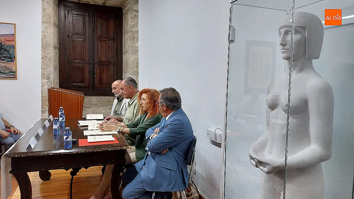 Foto 3 - Jos&eacute; Luis Francisco ingresa en la academia con un homenaje a la arqueolog&iacute;a mirobrigense
