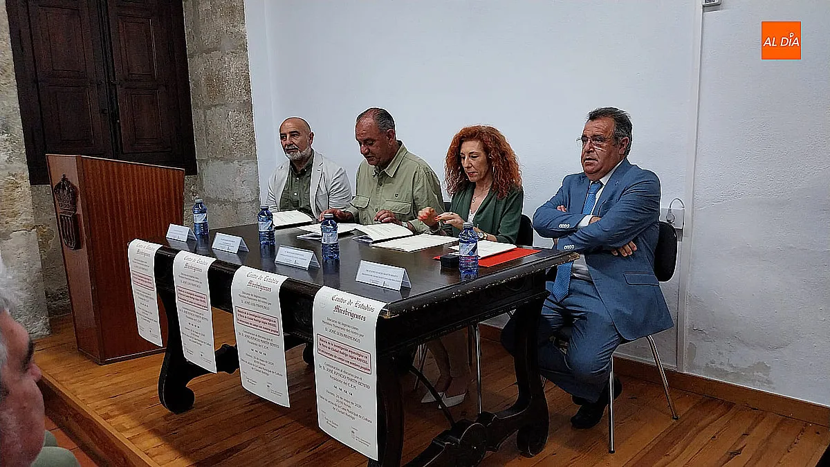 Foto 5 - Jos&eacute; Luis Francisco ingresa en la academia con un homenaje a la arqueolog&iacute;a mirobrigense