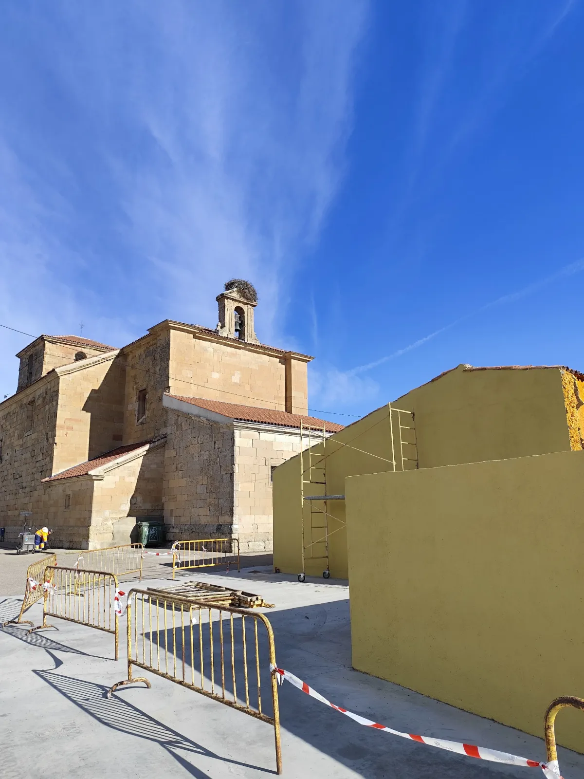 Un espectacular trampantojo transforma un muro vacío en el corazón de La Vellés