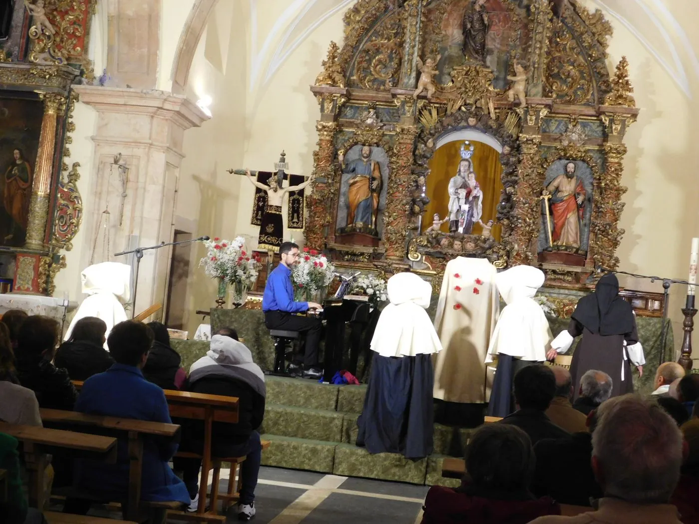La iglesia de Machacón premia con una ovación la obra “Juan, el espíritu del amor”
