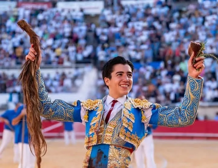 Marco Pérez triunfa con dos orejas y un rabo en Nimes