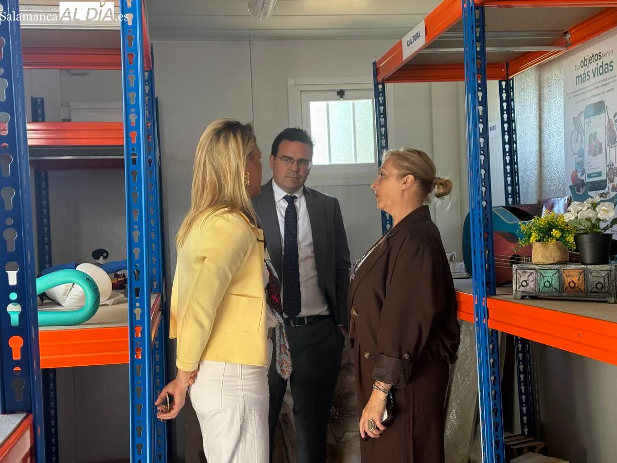 La concejala de Medio Ambiente, María José Coca, ha presentado este lunes la iniciativa en el punto limpio de la Chinchibarra. Foto de Vanesa Martins