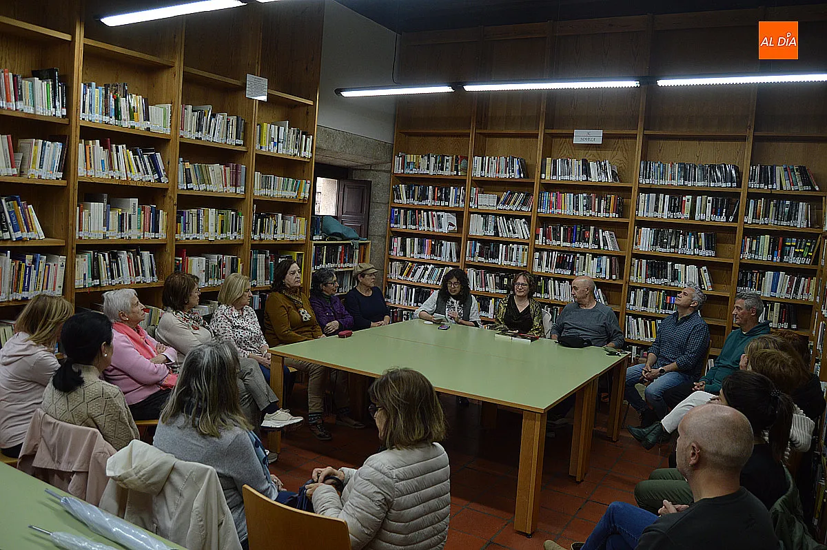 Foto 2 - La escritora Concepci&oacute;n Guinaldo acerca la novela negra a los participantes de Mirolibro