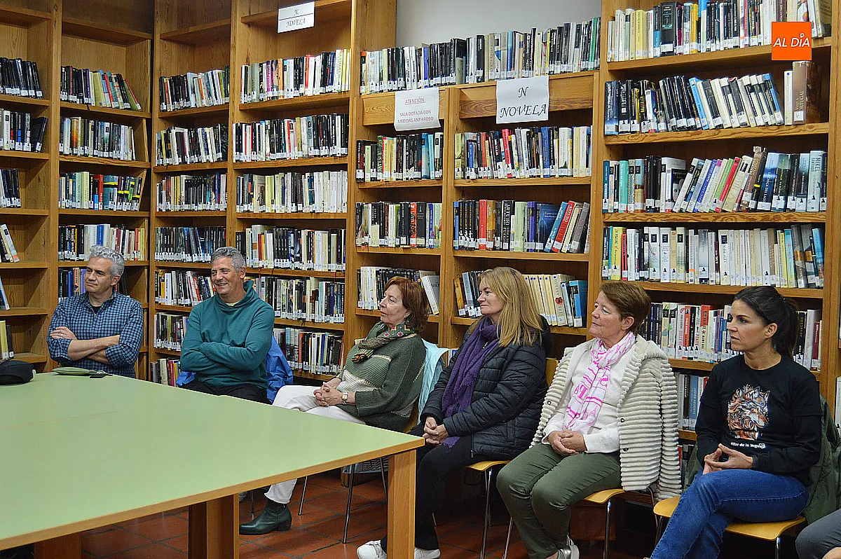 Foto 5 - La escritora Concepci&oacute;n Guinaldo acerca la novela negra a los participantes de Mirolibro