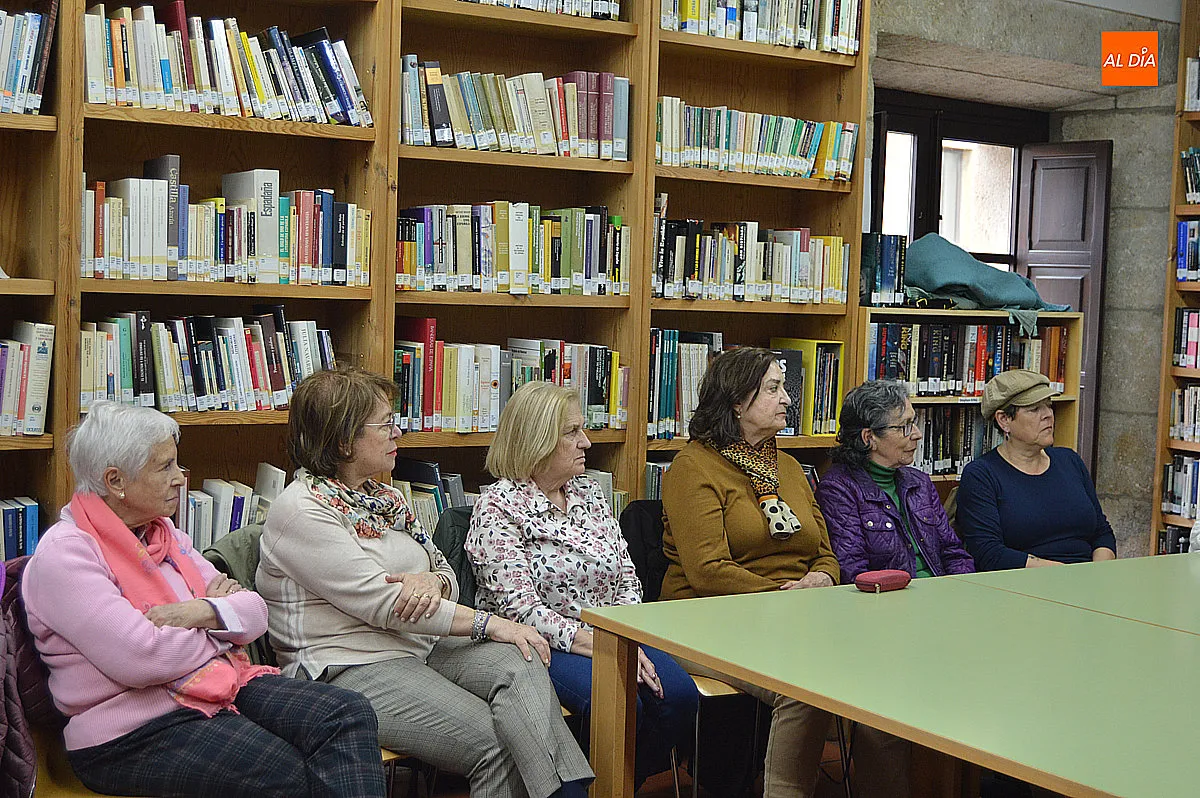 Foto 6 - La escritora Concepci&oacute;n Guinaldo acerca la novela negra a los participantes de Mirolibro
