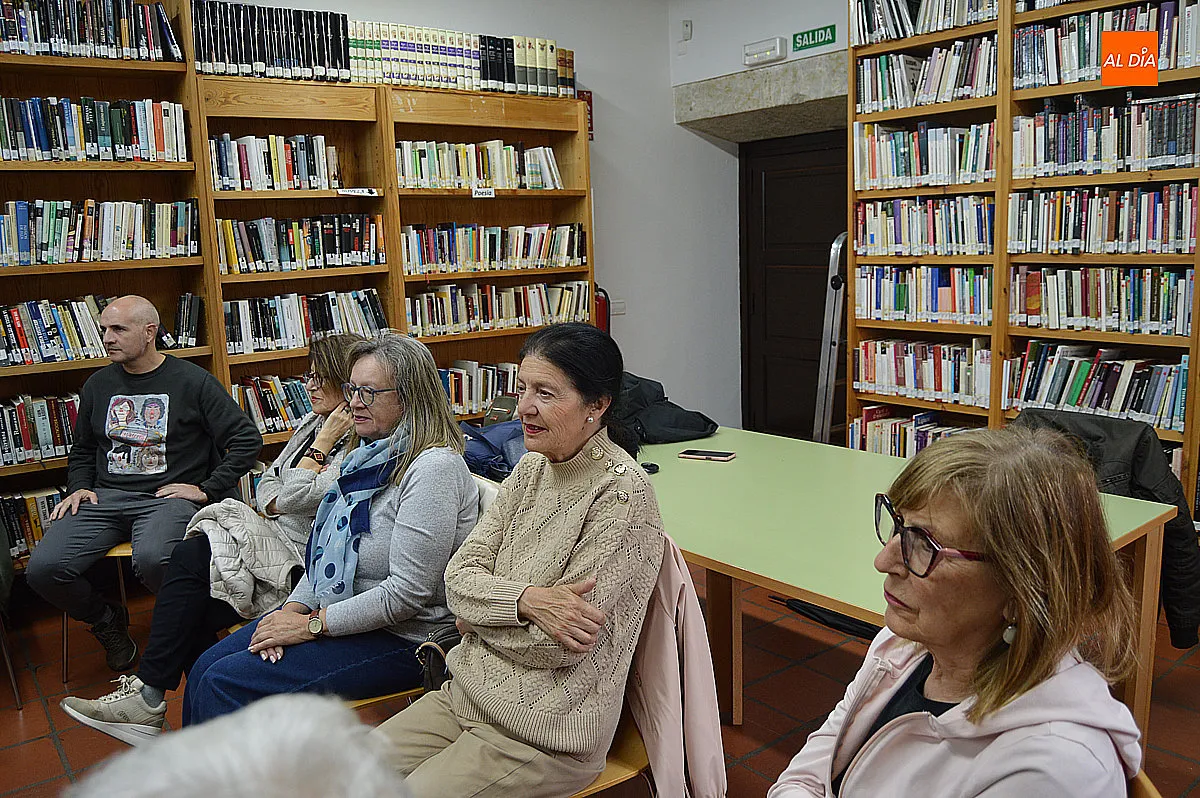 Foto 8 - La escritora Concepci&oacute;n Guinaldo acerca la novela negra a los participantes de Mirolibro