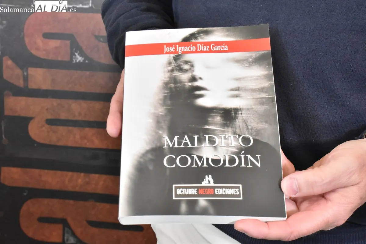 José Ignacio Díaz García con su novela Maldito comodín en los estudios de SALAMANCA AL DÍA. Foto de Vanesa Martins