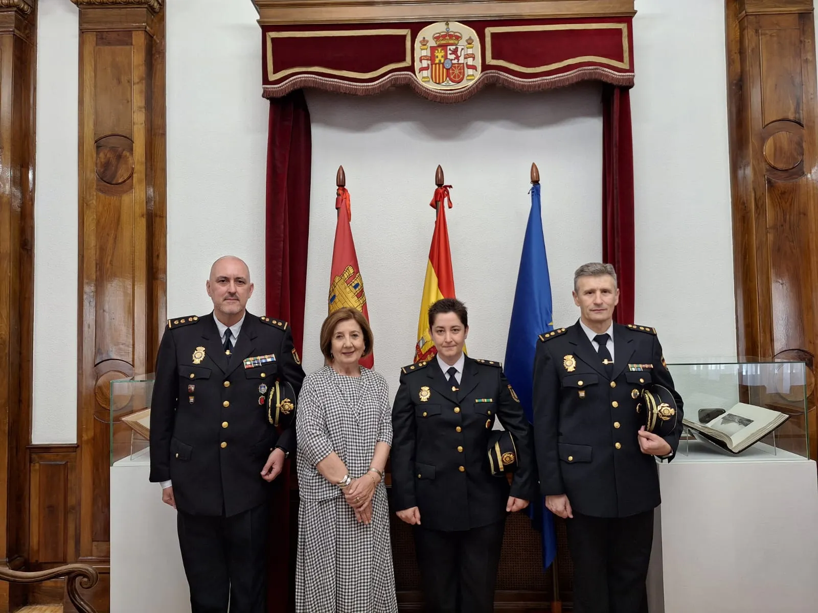 Foto 2 - Rosa Ana Lanero asume la jefatura de la Polic&iacute;a Nacional en Fuentes de O&ntilde;oro