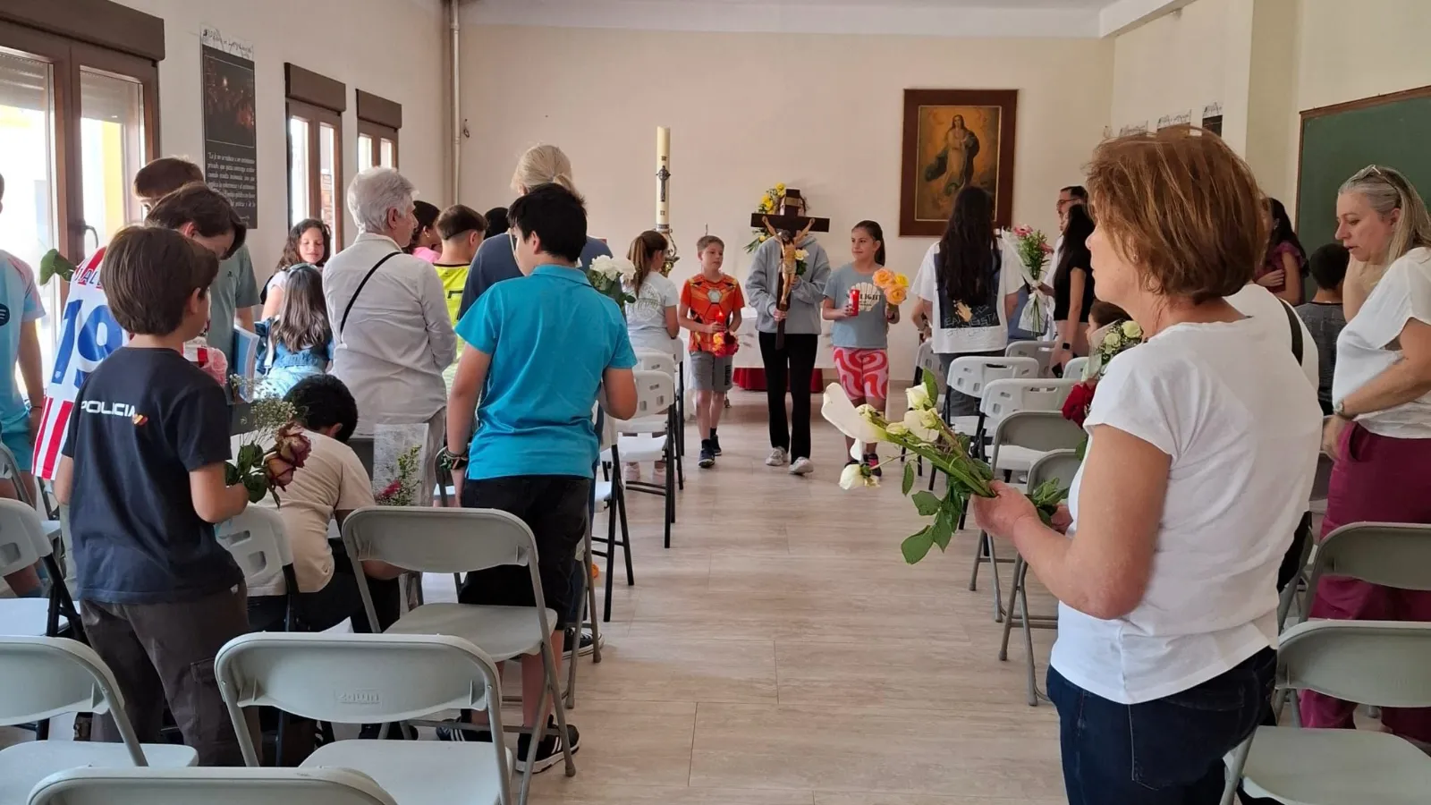 Foto 2 - Ofrenda floral, juegos y merienda para cerrar el curso de catequesis en La Fuente San Esteban 